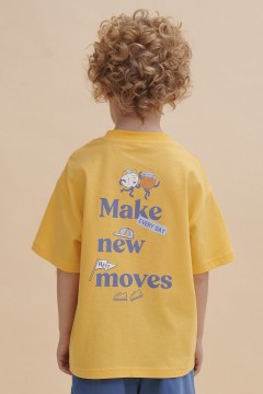 Удобная футболка в жёлтом цвете и принтом для мальчика BFT3352/7U Pelican(фото3)