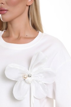 Белая трикотажная футболка с брошью-цветком из органзы Agata(фото3)