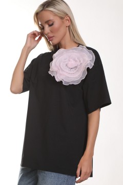 Чёрная трикотажная футболка с брошью-цветком из органзы Agata