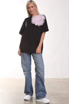 Чёрная трикотажная футболка с брошью-цветком из органзы Agata(фото2)