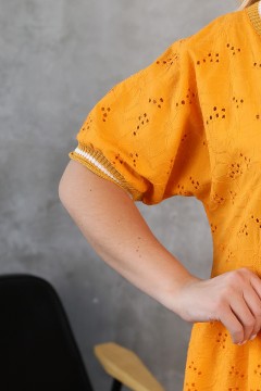 Платье свободное горчичного цвета из хлопка с вышивкой Wisell(фото3)