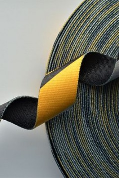 Ремень-стропа цветная с 2 карабинами  желтый-графит-черный Chica rica(фото3)