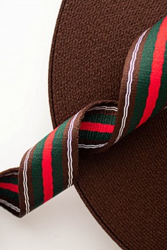 Ремень-стропа цветная с 2 карабинами  полоска красный-зеленый-коричневый Chica rica