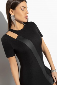 Чёрное короткое платье с асимметричной вставкой из экокожи Charutti(фото4)