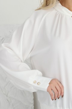 Белая блузка с декоративным элементом на горловине Wisell(фото3)