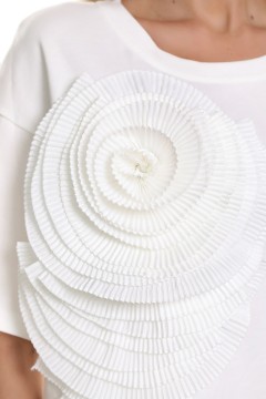 Белая трикотажная футболка с брошью-цветком из органзы Agata(фото3)