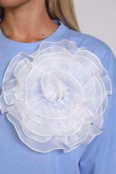 Голубая трикотажная футболка с брошью-цветком из органзы Agata(фото3)