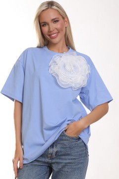 Голубая трикотажная футболка с брошью-цветком из органзы Agata