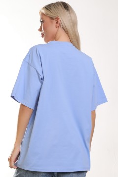 Голубая трикотажная футболка с брошью-цветком из органзы Agata(фото4)