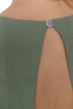 Короткое платье-футболка в цвете олива с вырезом-капля по спинке Lady Taiga(фото3)