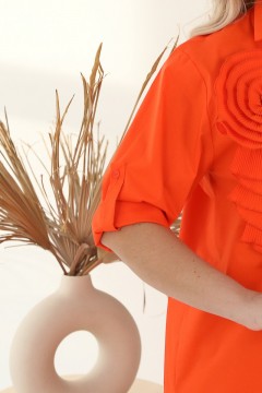 Оранжевое платье миди с декоративным цветком Wisell(фото4)