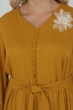 Платье длинное горчичного цвета с брошью в виде цветка Wisell(фото3)