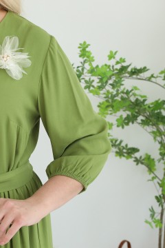 Платье длинное зелёного цвета с брошью в виде цветка Wisell(фото4)