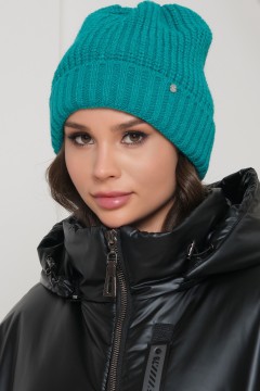 Яркая женская шапка