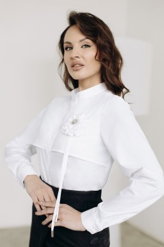 Блузка белая с цветочным декором Фабрика белых блуз