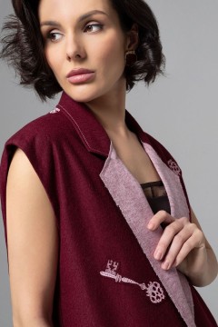 Жилет бордовый с акцентной вышивкой Charutti(фото4)