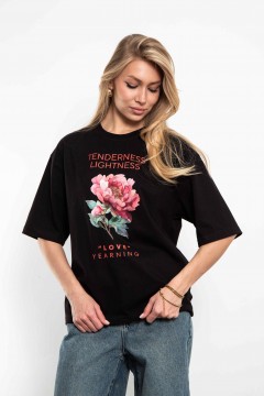 Футболка чёрная с цветочным принтом Kosmos(фото3)