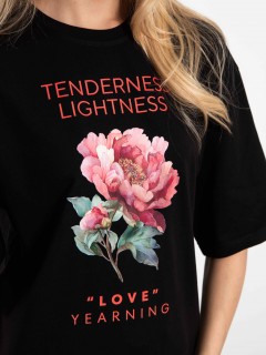 Футболка чёрная с цветочным принтом Kosmos(фото5)