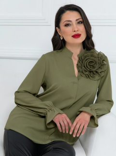 Блузка в цвете хаки с цветком из органзы Diolche(фото3)