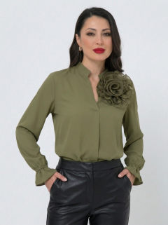 Блузка в цвете хаки с цветком из органзы Diolche(фото4)