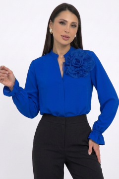 Блузка в цвете электрик с цветком из органзы Diolche