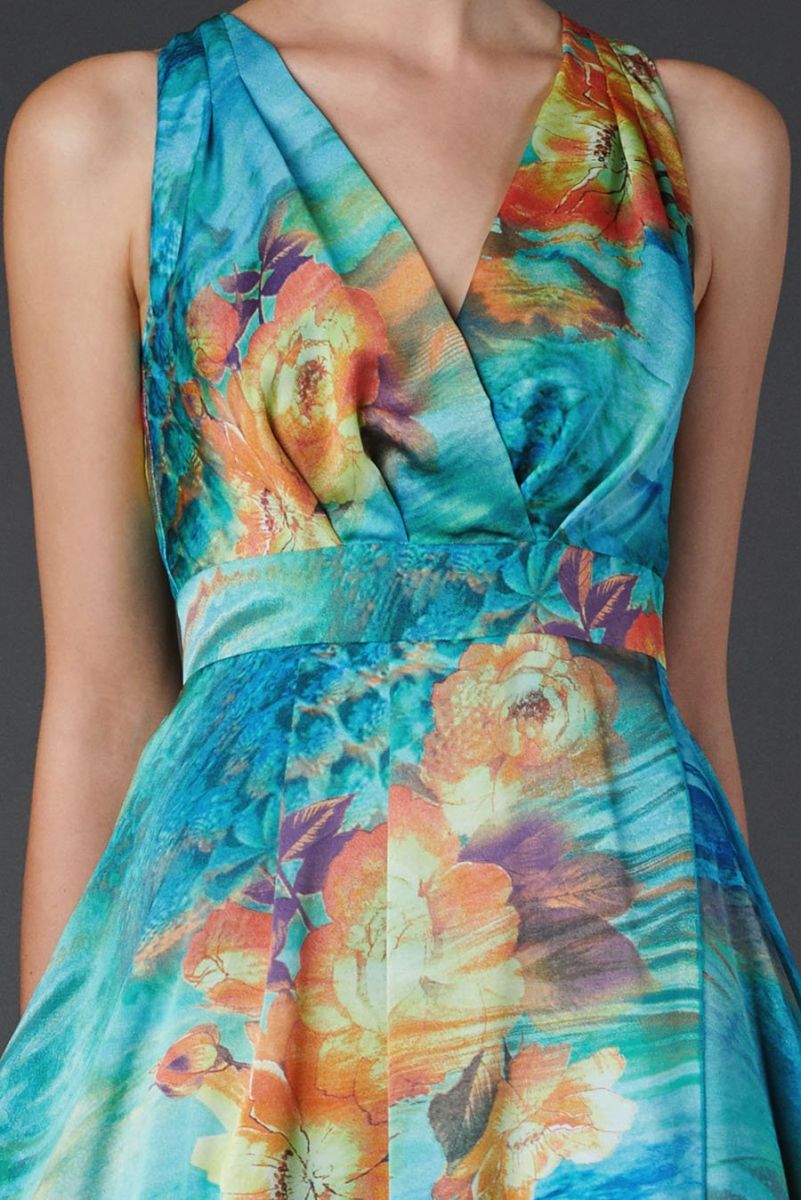 Платье из цветного шелка