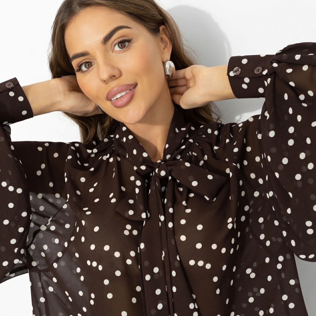 Блузка шифоновая коричневая в горошек с бантом Charutti(фото4)