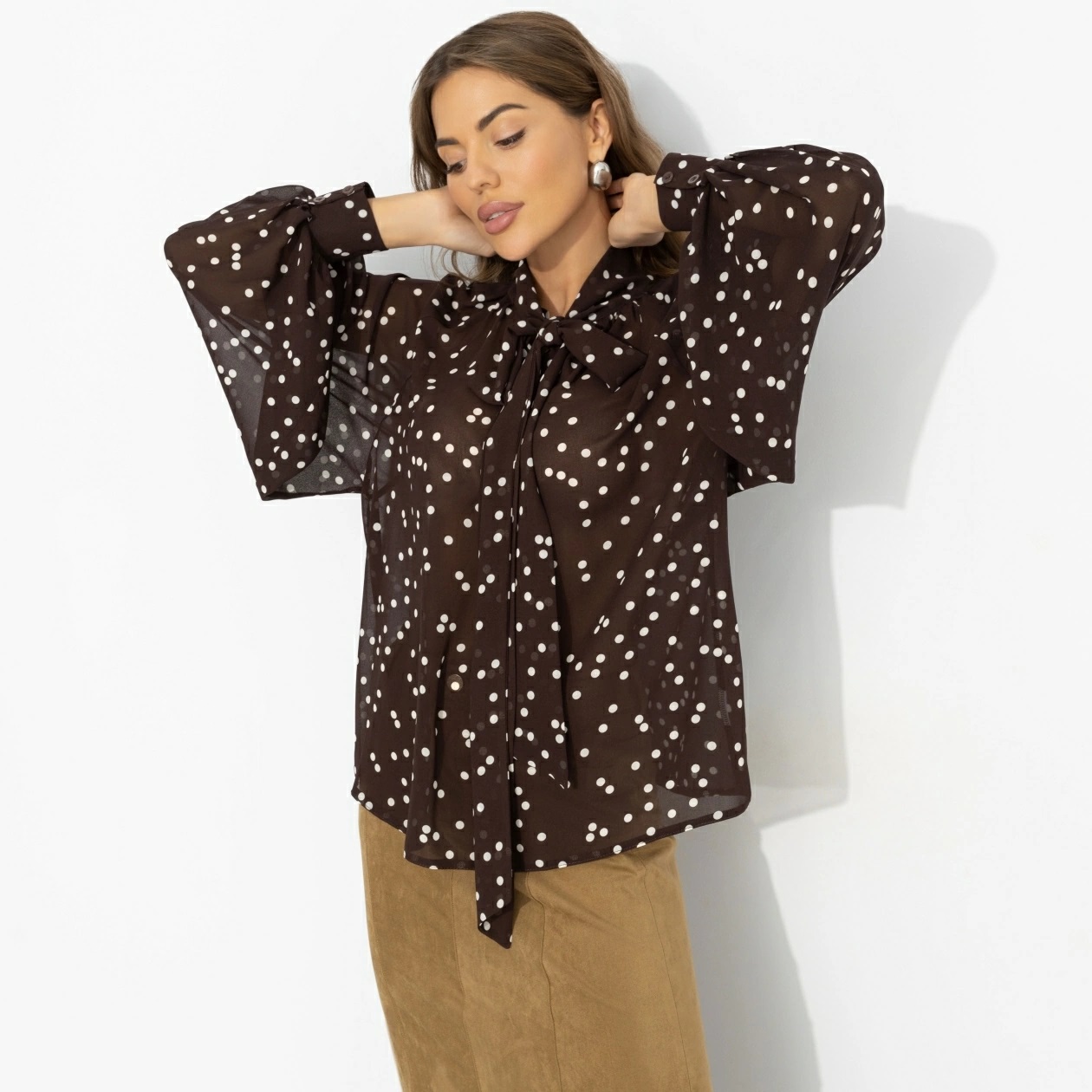 Блузка шифоновая коричневая в горошек с бантом Charutti(фото6)