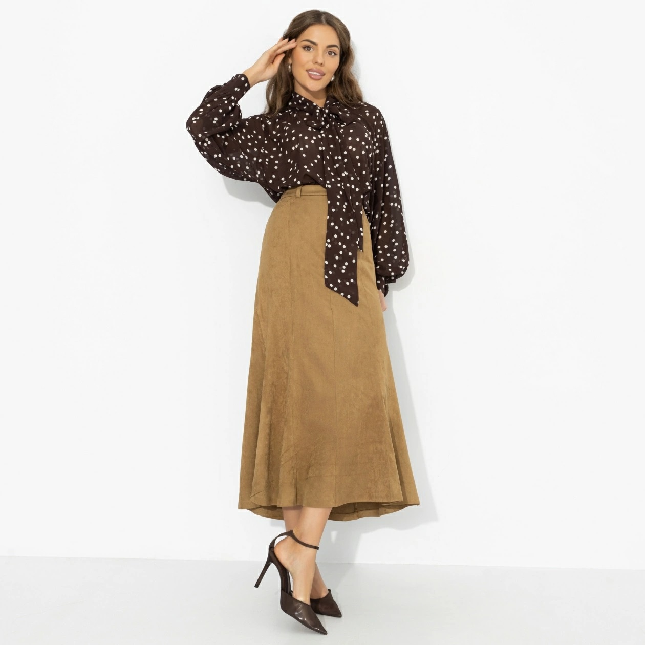 Блузка шифоновая коричневая в горошек с бантом Charutti(фото2)