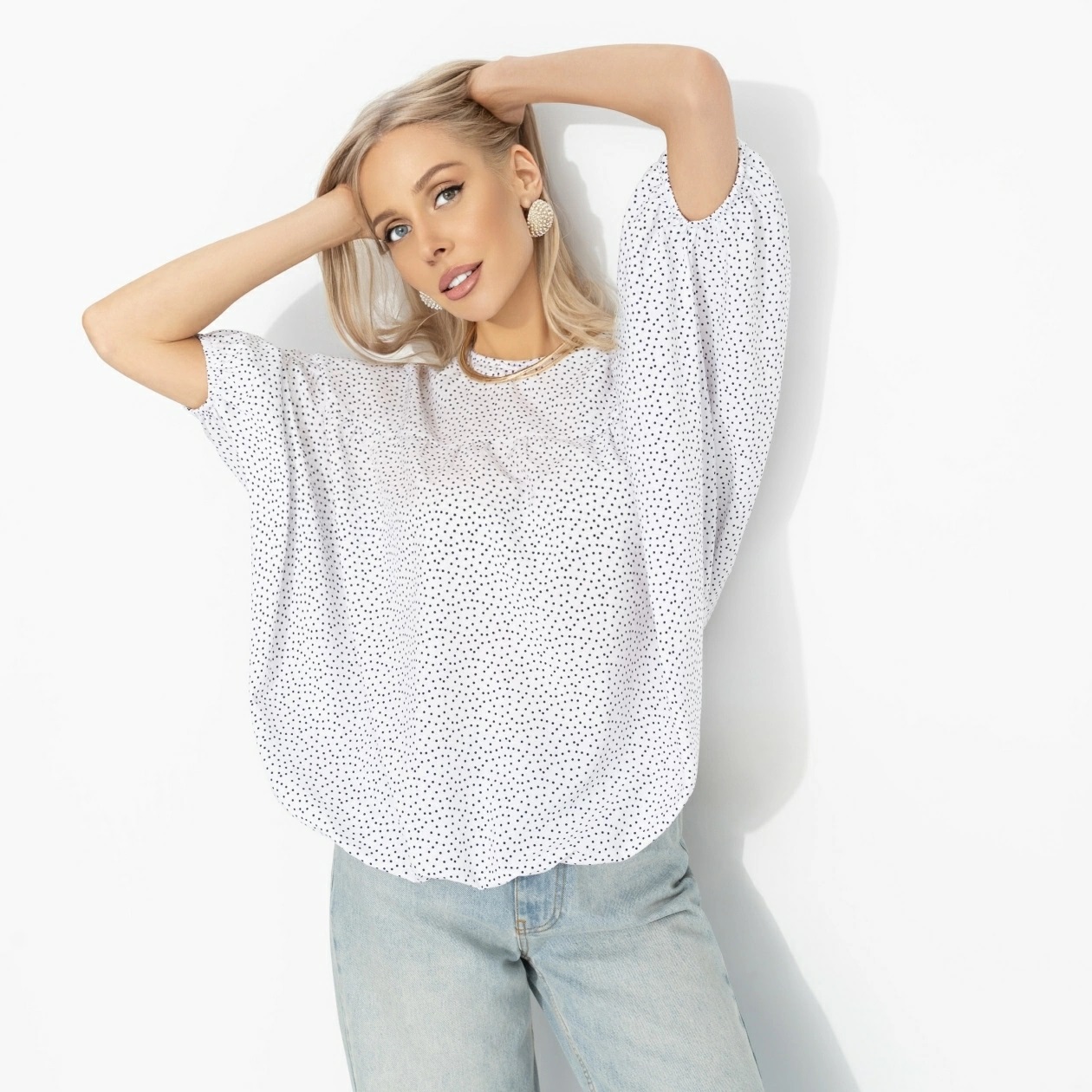 Блуза белая с мелкий горошек с акцентными рукавами Charutti(фото3)