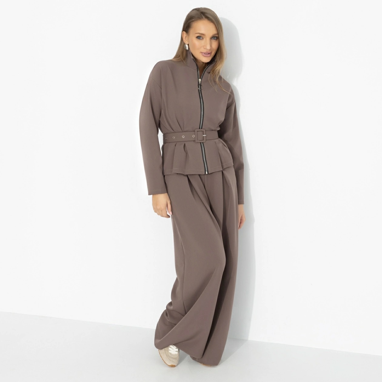 Костюм брючный коричневый спорт-шик Charutti(фото7)