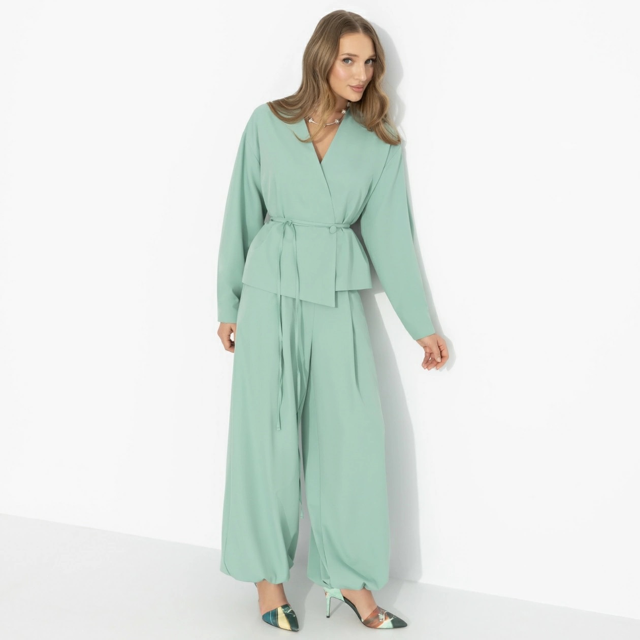 Костюм-двойка мятного цвета с брюками Charutti(фото7)