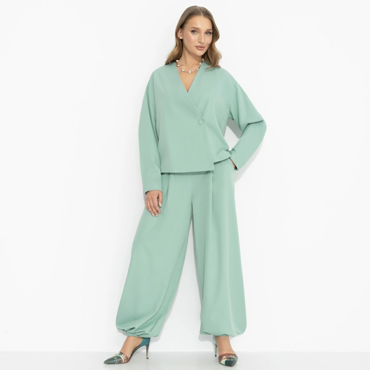 Костюм-двойка мятного цвета с брюками Charutti(фото2)