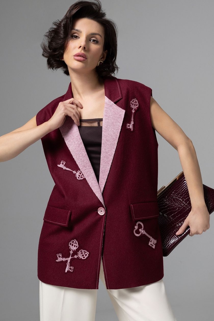 Жилет бордовый с акцентной вышивкой Charutti(фото3)