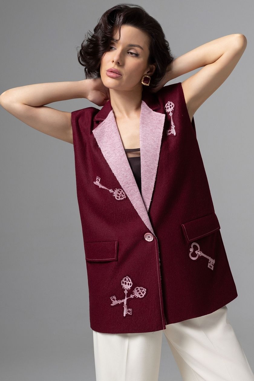Жилет бордовый с акцентной вышивкой Charutti(фото8)