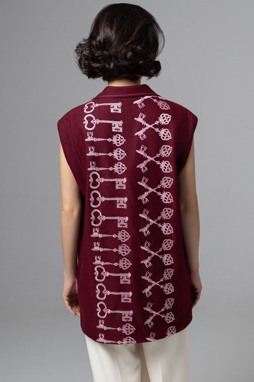 Жилет бордовый с акцентной вышивкой Charutti(фото7)