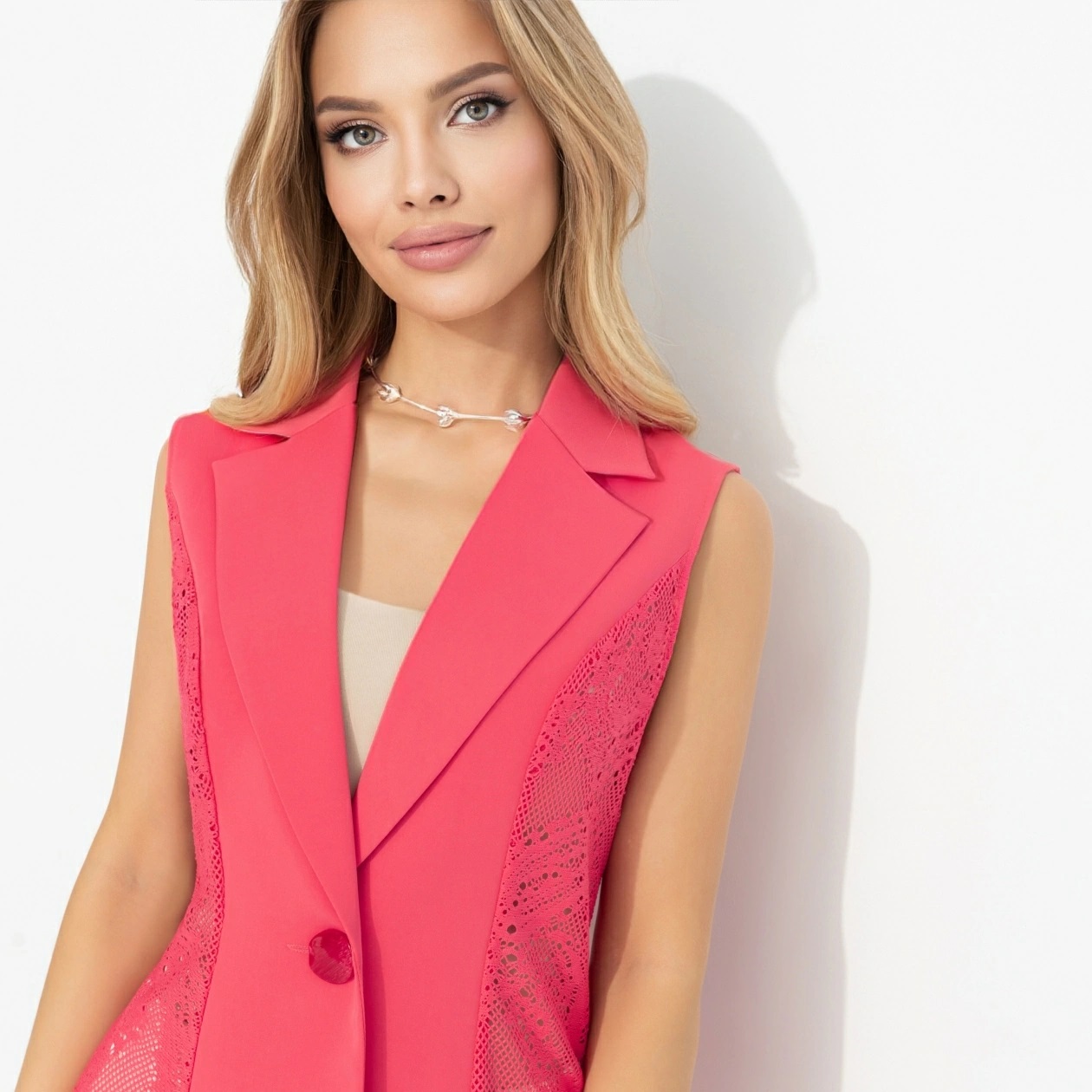 Жилет коралловый с вставками из кружева Charutti(фото3)