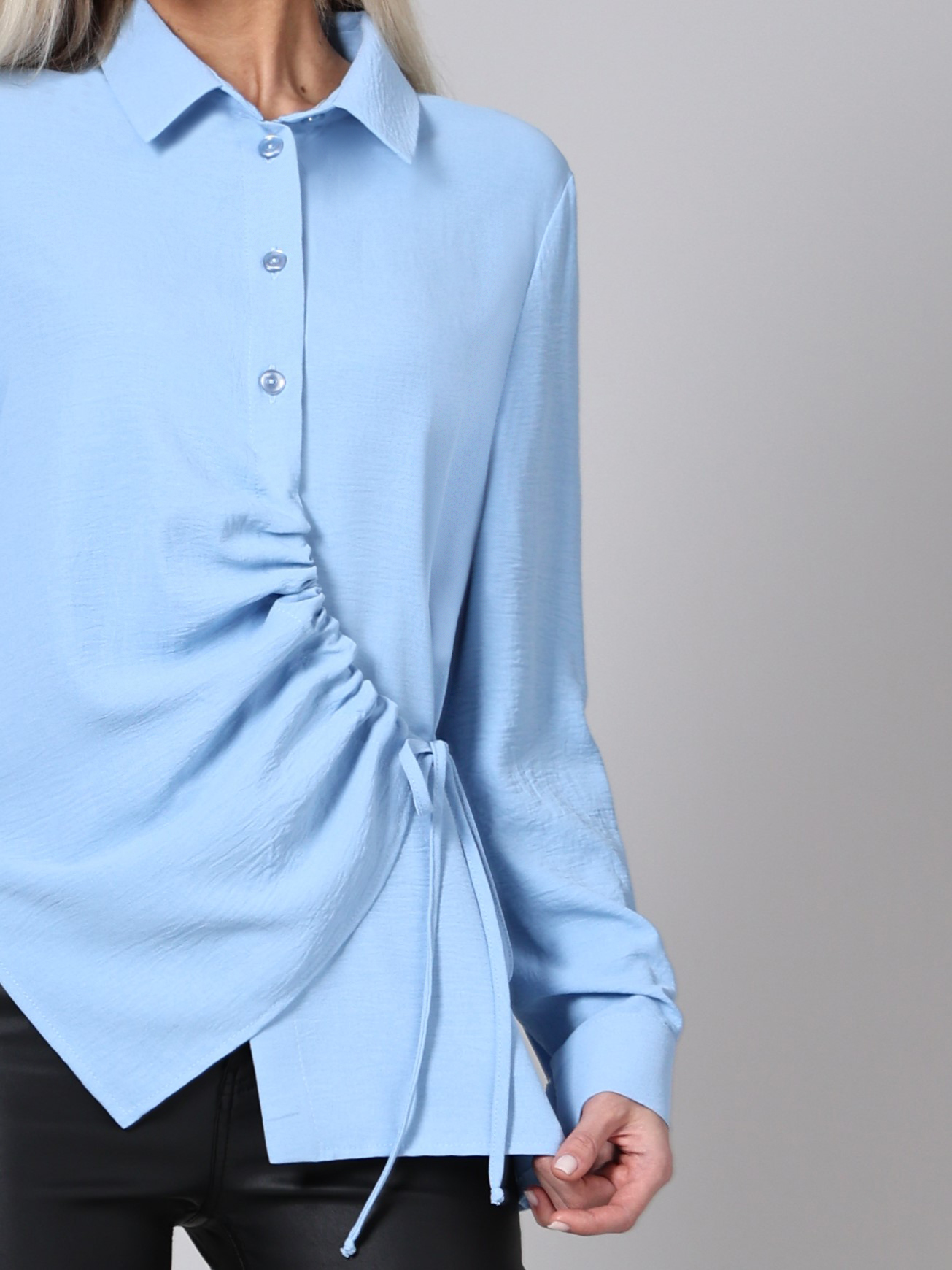 Блузка голубая офисная с оригинальной сборкой Люсинда, блю SelenaSonata(фото5)