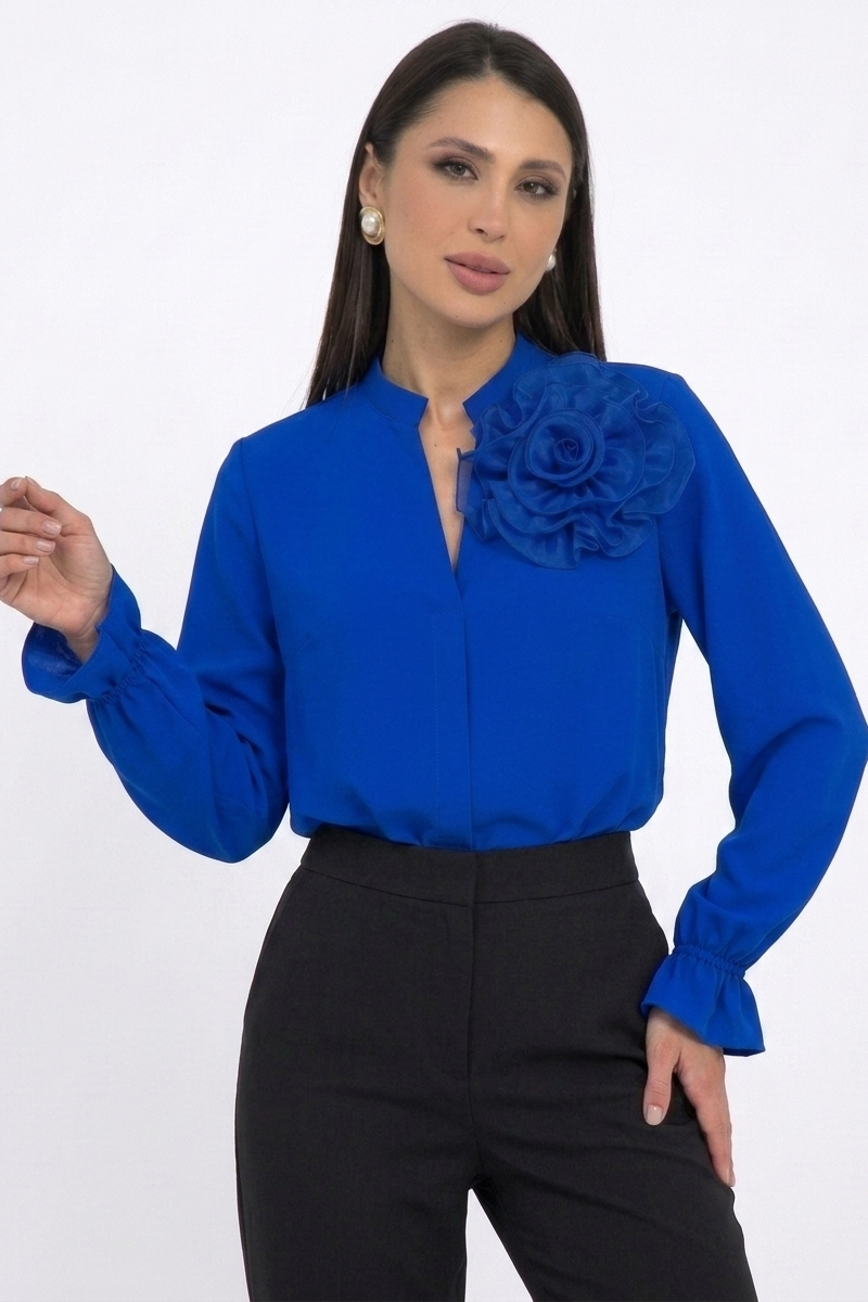 Блузка в цвете электрик с цветком из органзы Diolche