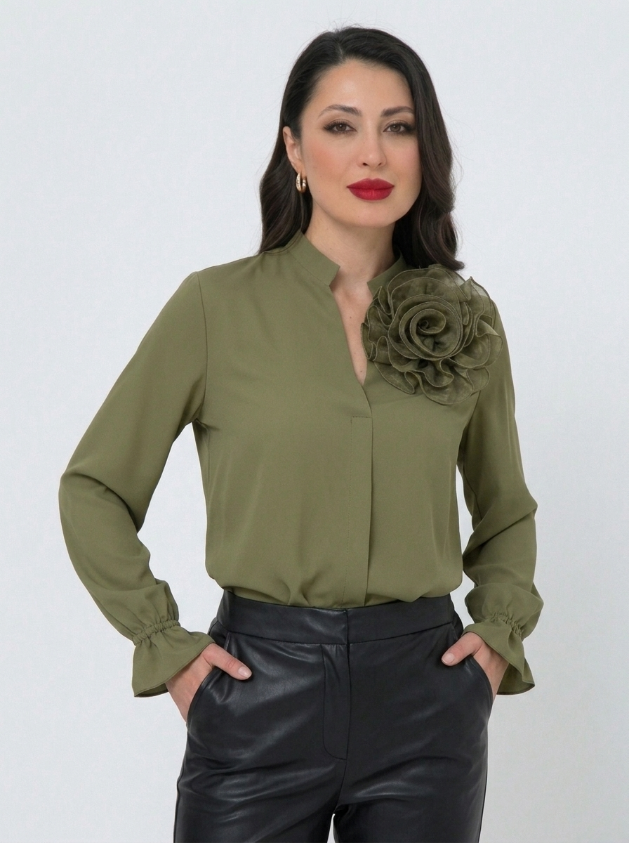 Блузка в цвете хаки с цветком из органзы Diolche(фото4)