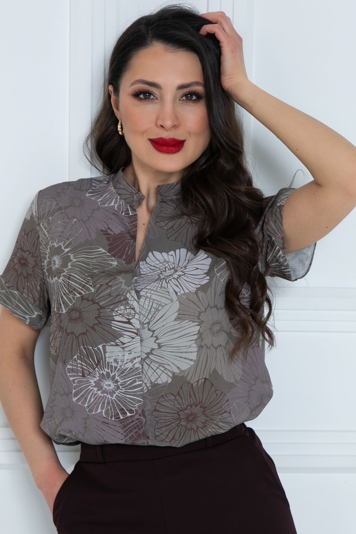 Блузка женская кофейного цвета с короткими рукавами Diolche