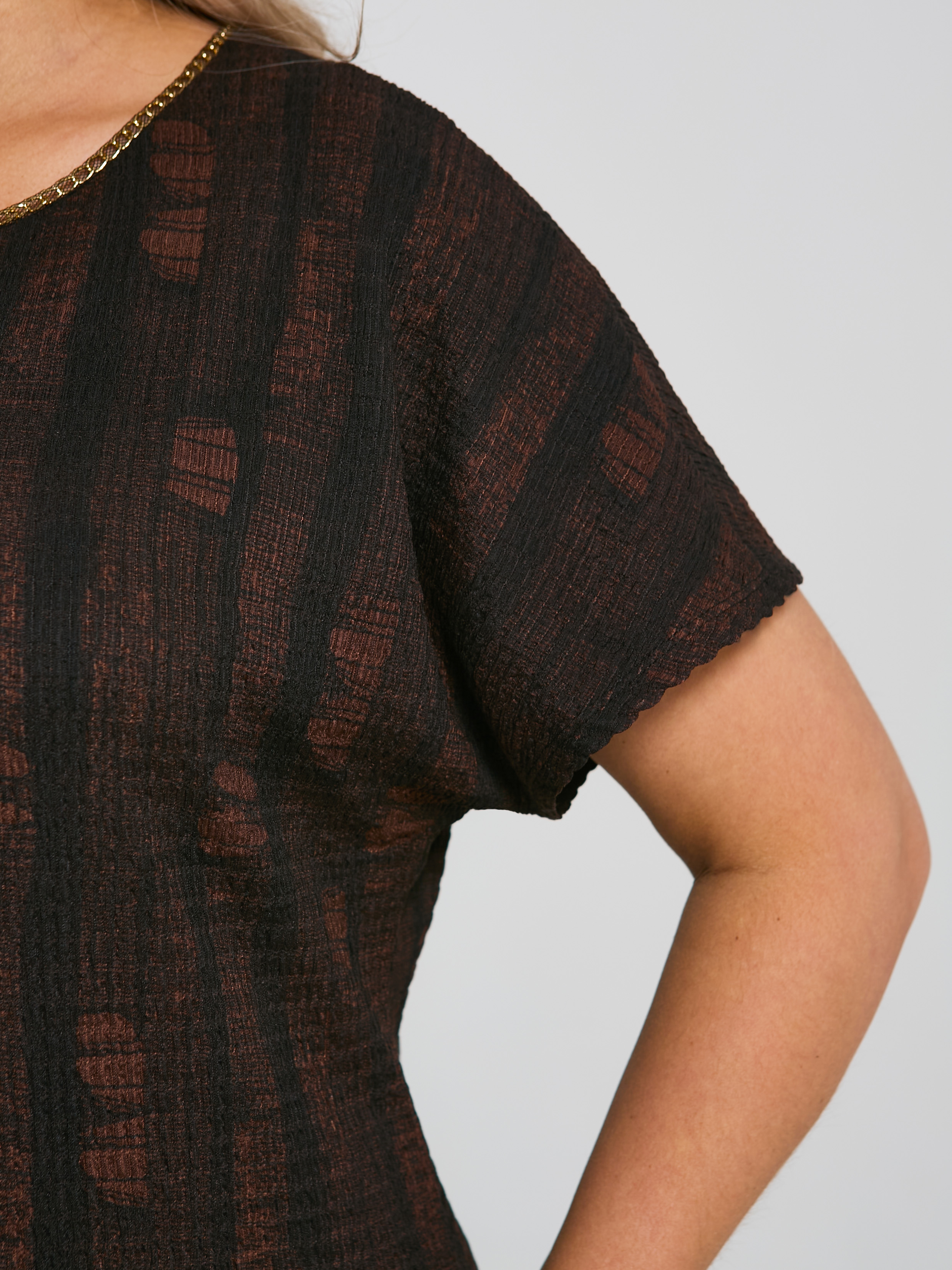 Платье-футляр коричневое из трикотажа гофре Dora(фото5)