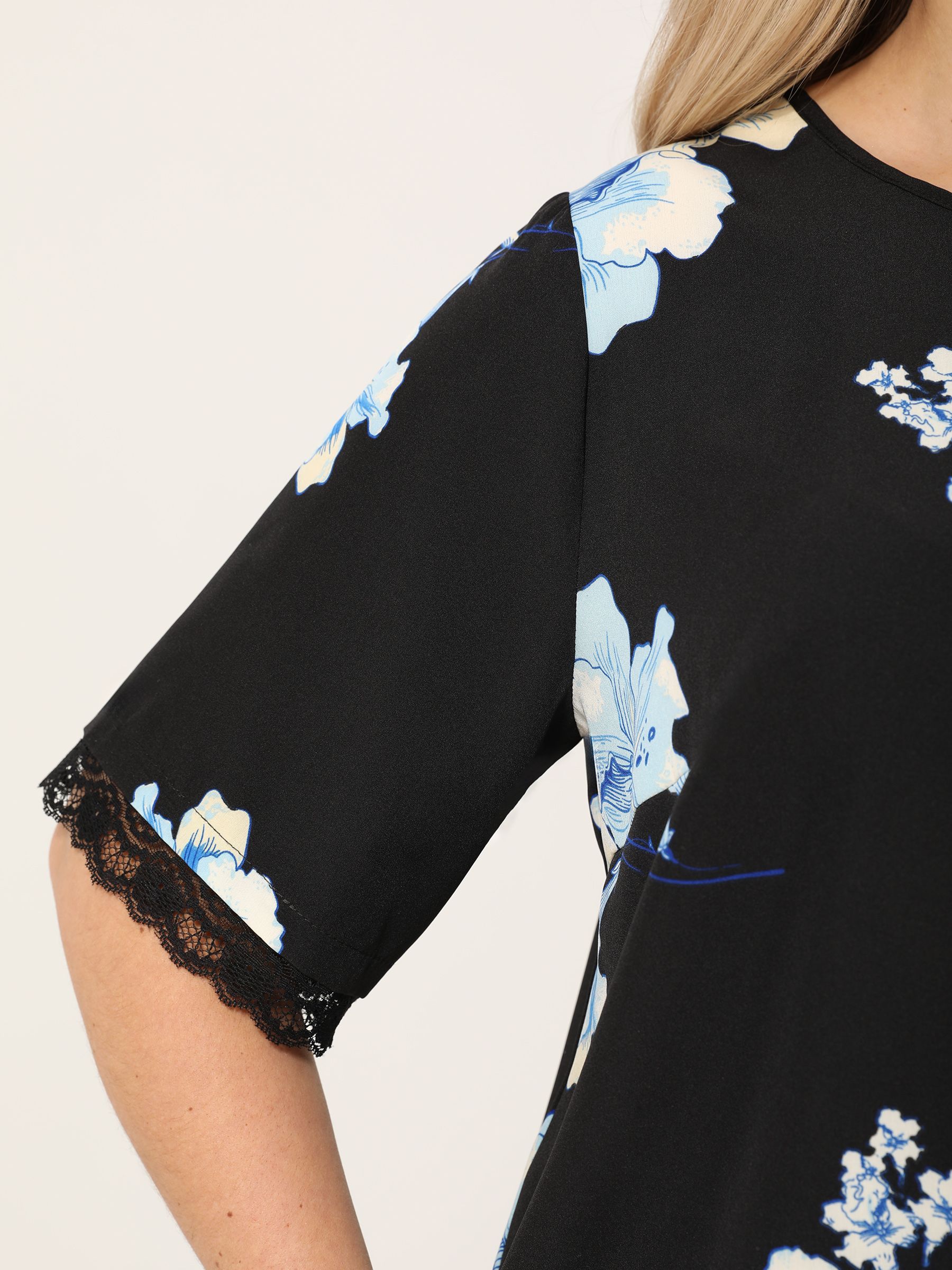 Блузка чёрная с цветочным принтом и кружевом Dora(фото6)