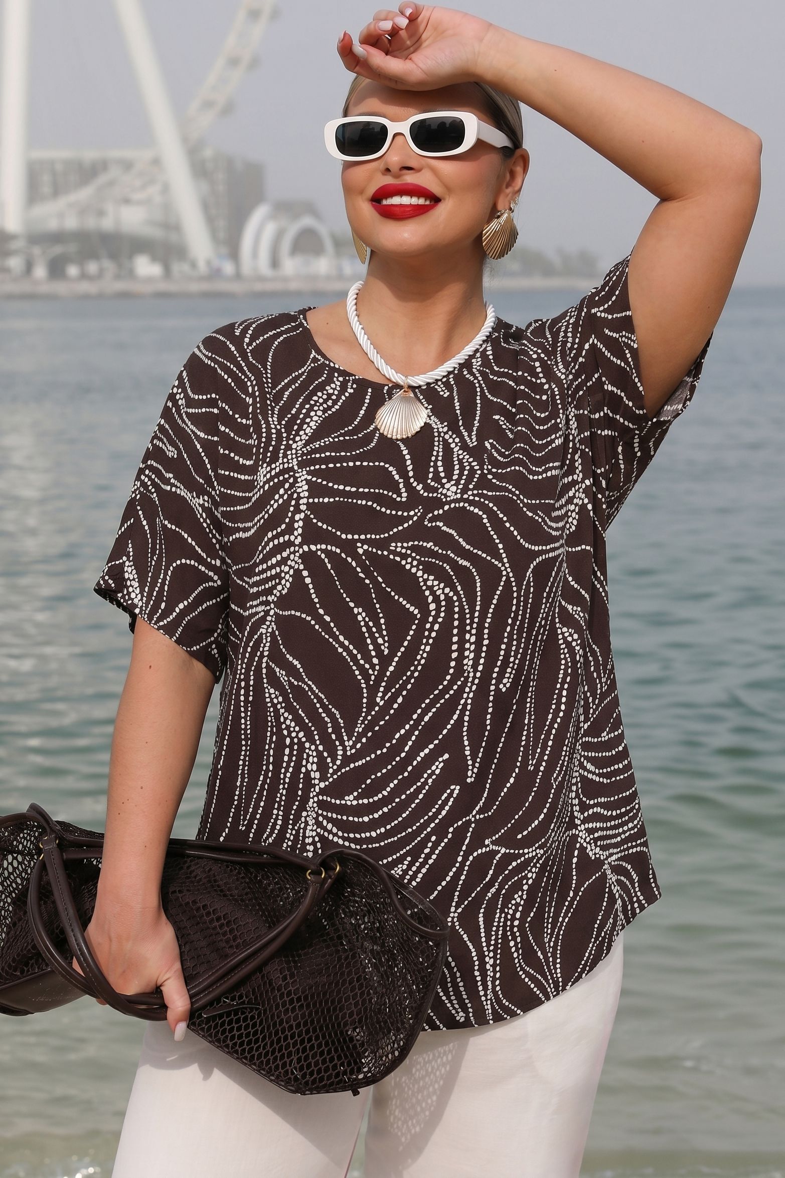 Блузка шоколадного цвета с принтом Dora