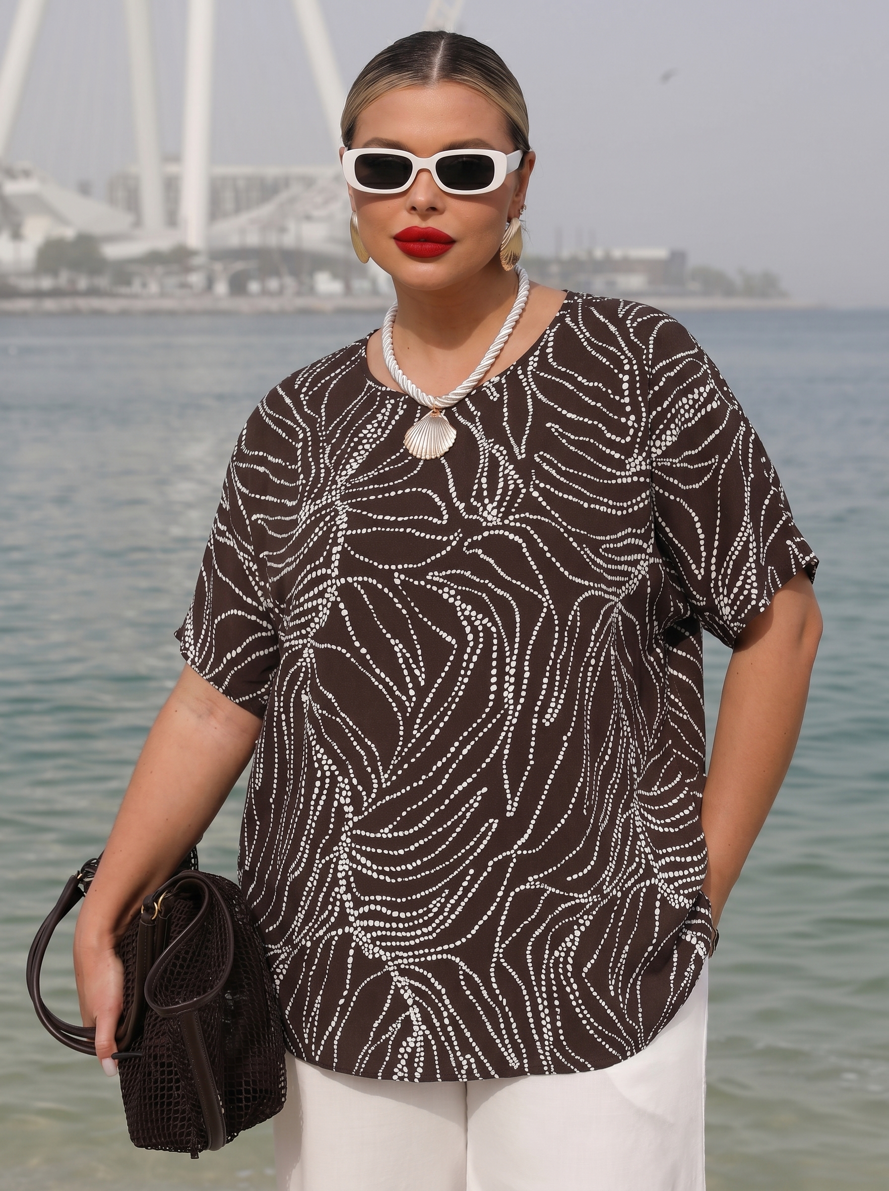 Блузка шоколадного цвета с принтом Dora(фото3)