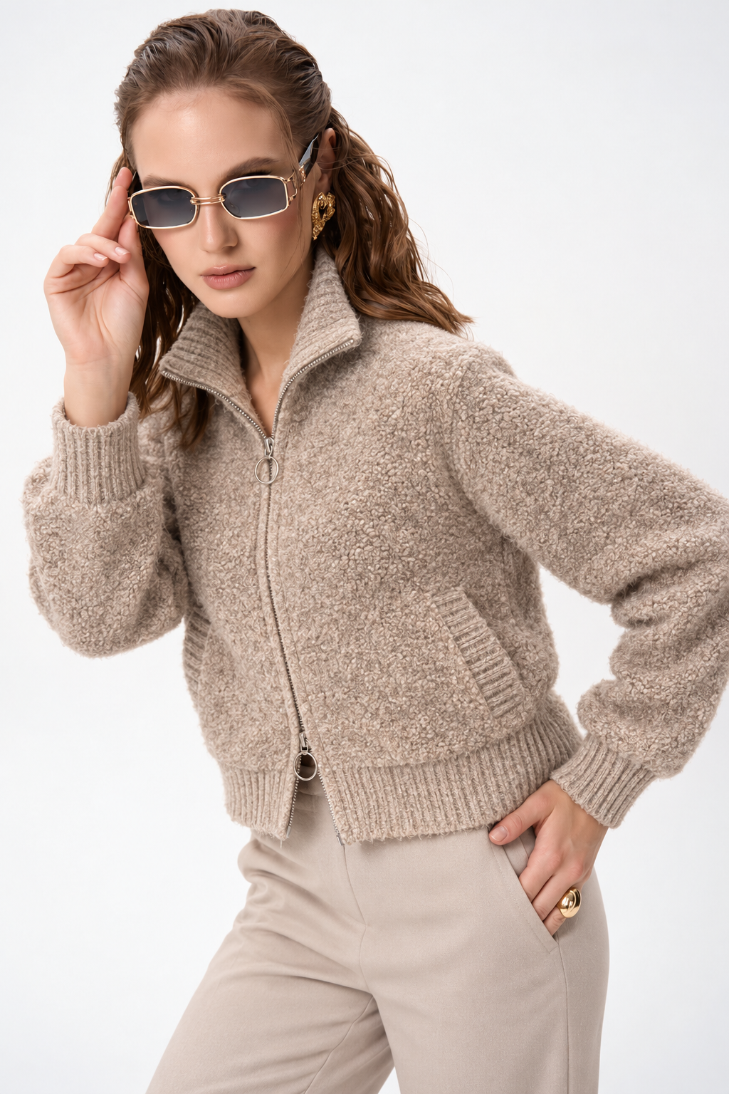 Свитер тёмно-бежевый с карманами Elza