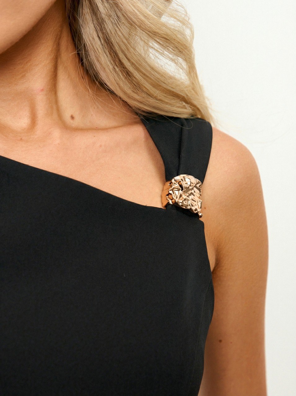 Платье мини чёрное с декором в виде кольца Jetty(фото4)