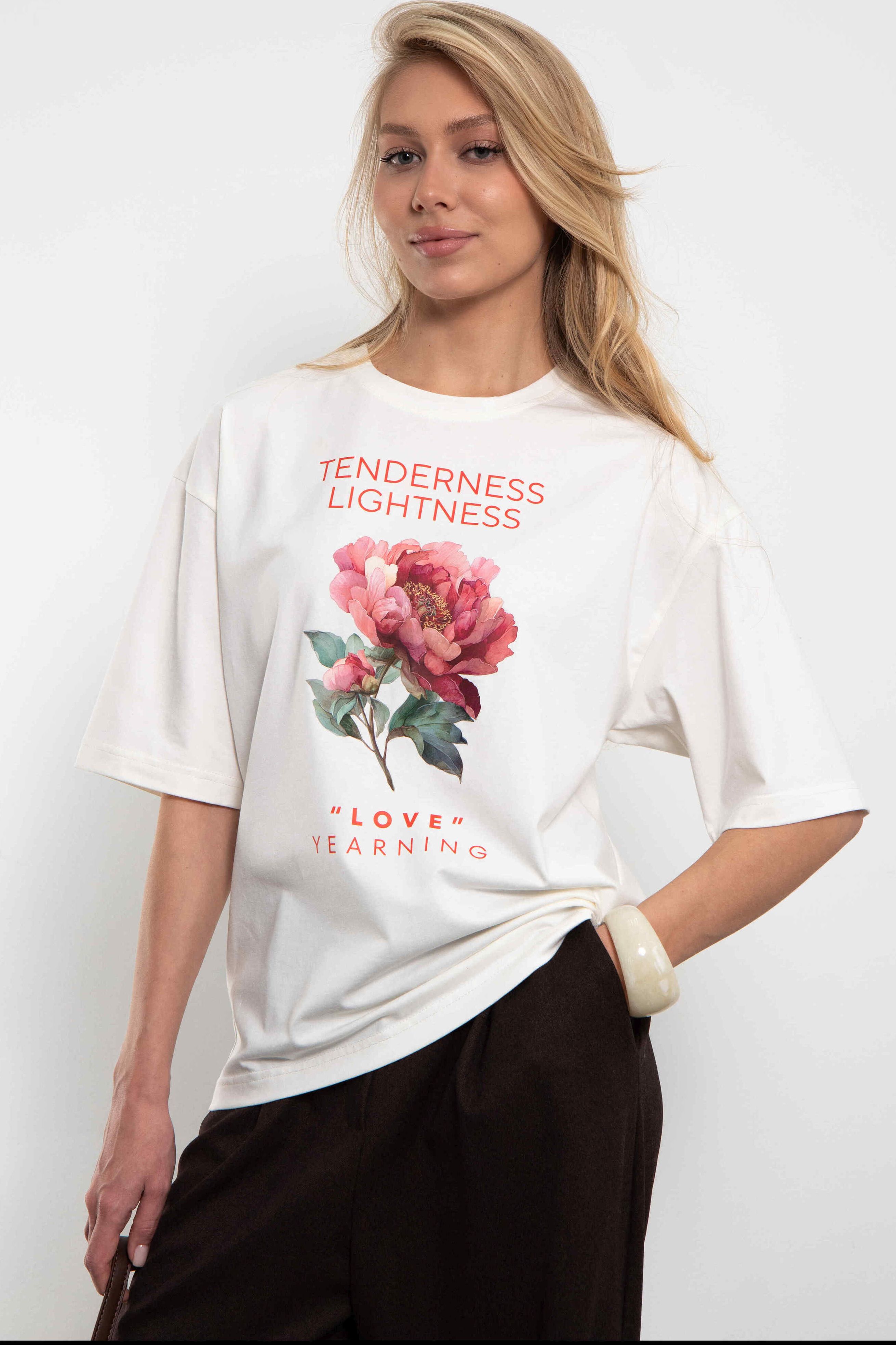 Футболка молочного цвета с цветочным принтом Kosmos