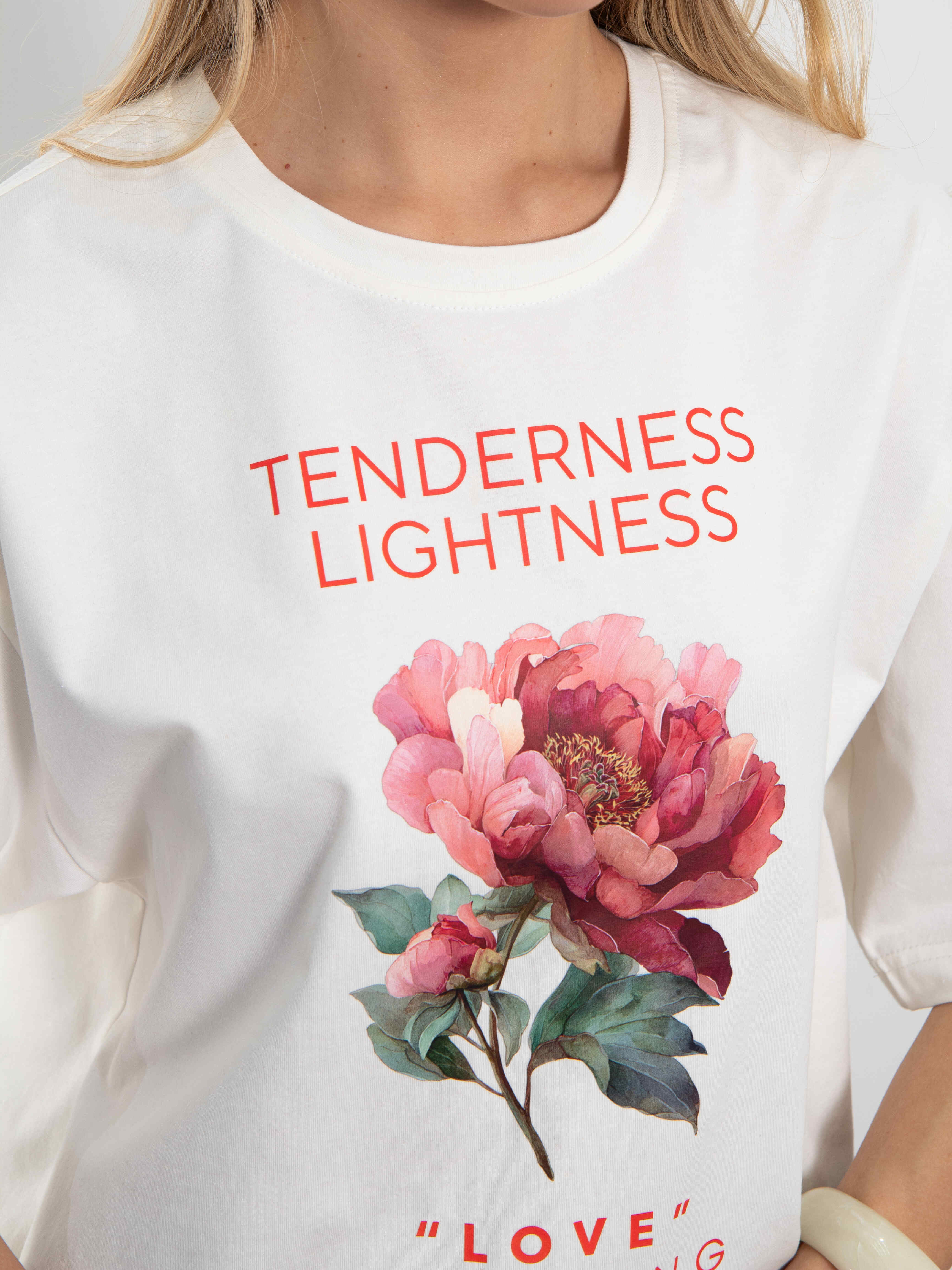 Футболка молочного цвета с цветочным принтом Kosmos(фото4)