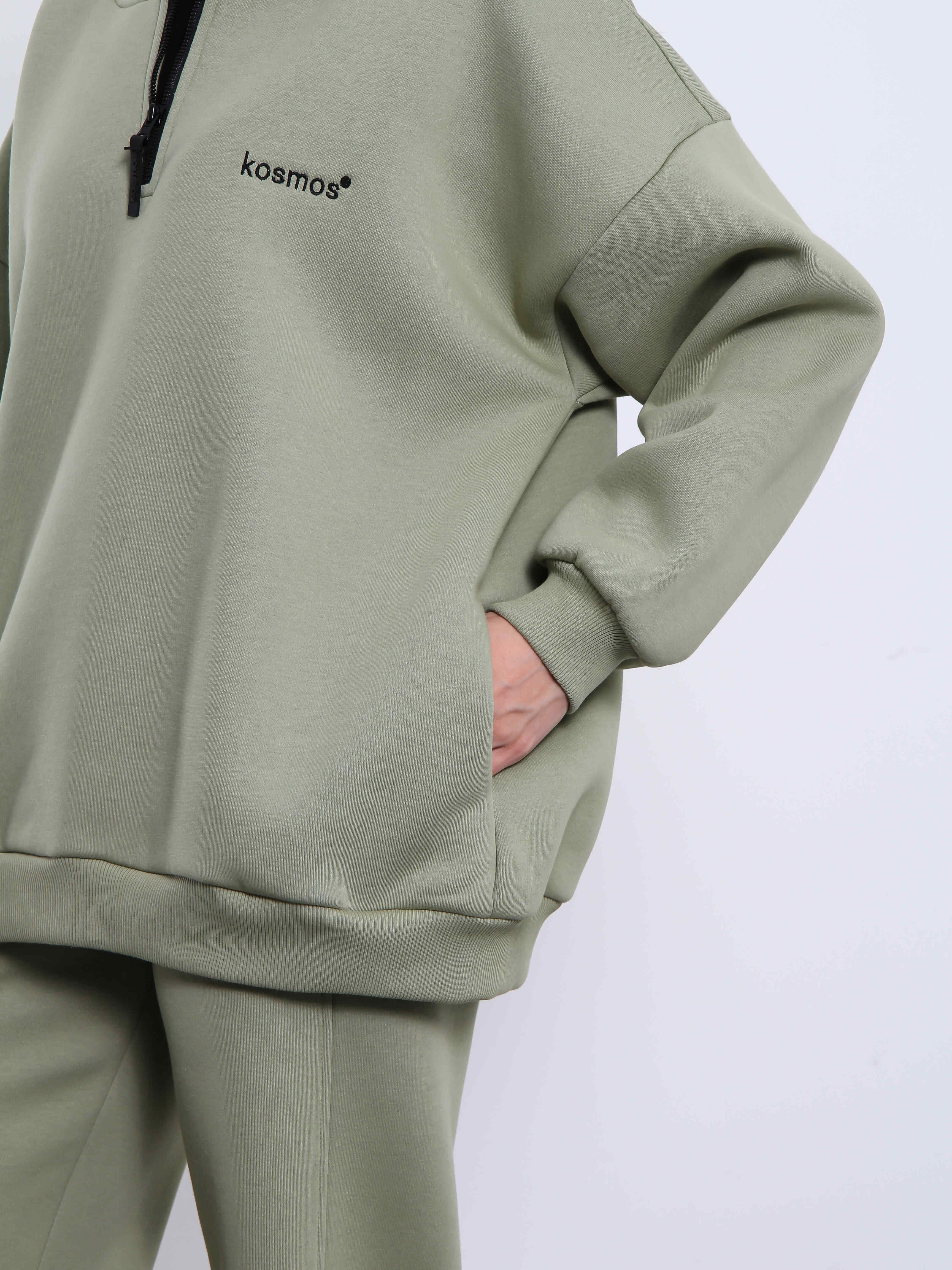 Свитшот на молнии из футера оливкового цвета Kosmos(фото4)